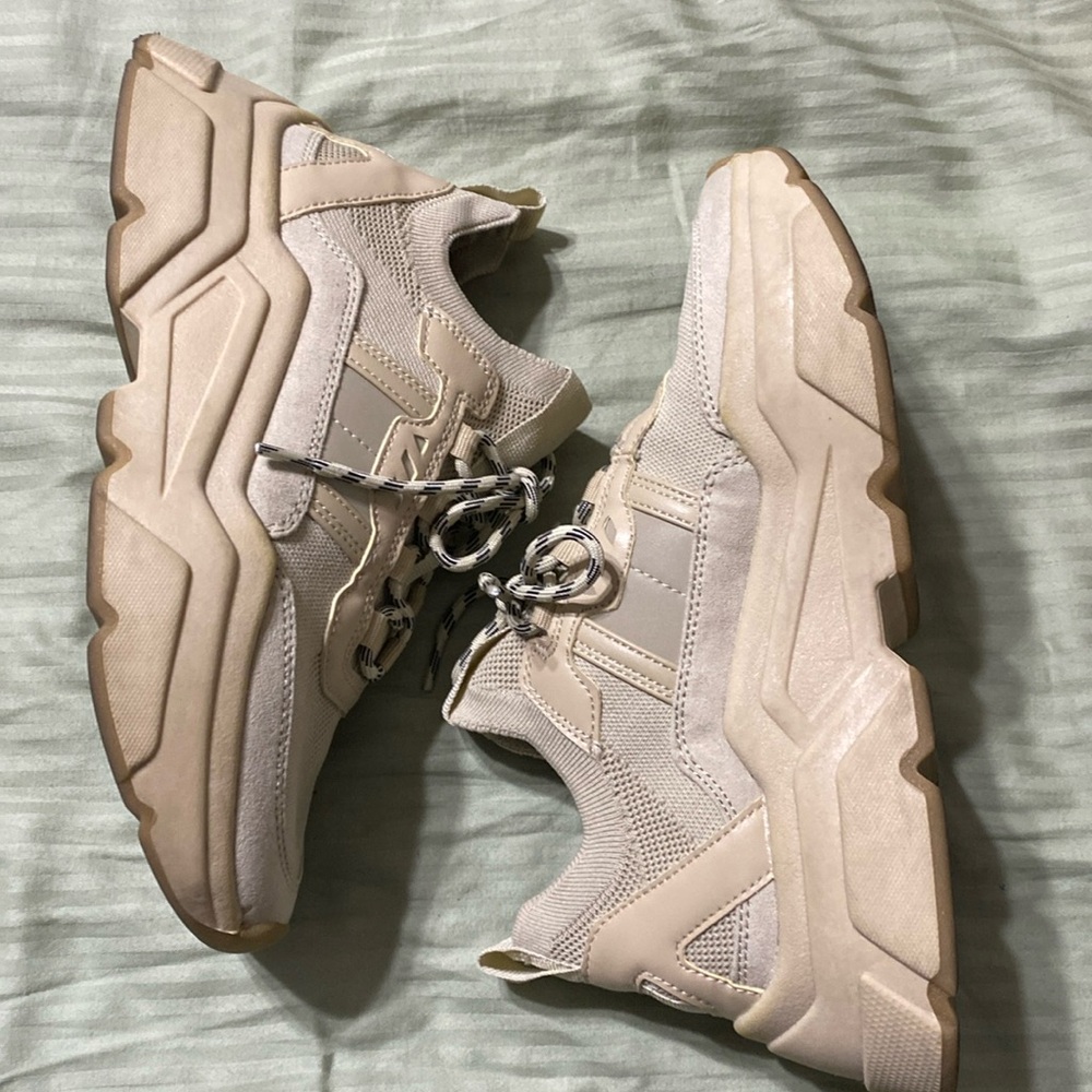 H&M WOMEN SNEAKERS. SIZE 6.
